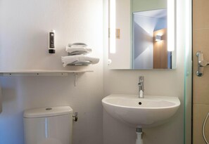 Shower, towels - B&B HOTEL Avignon (2) (Le Pontet)
