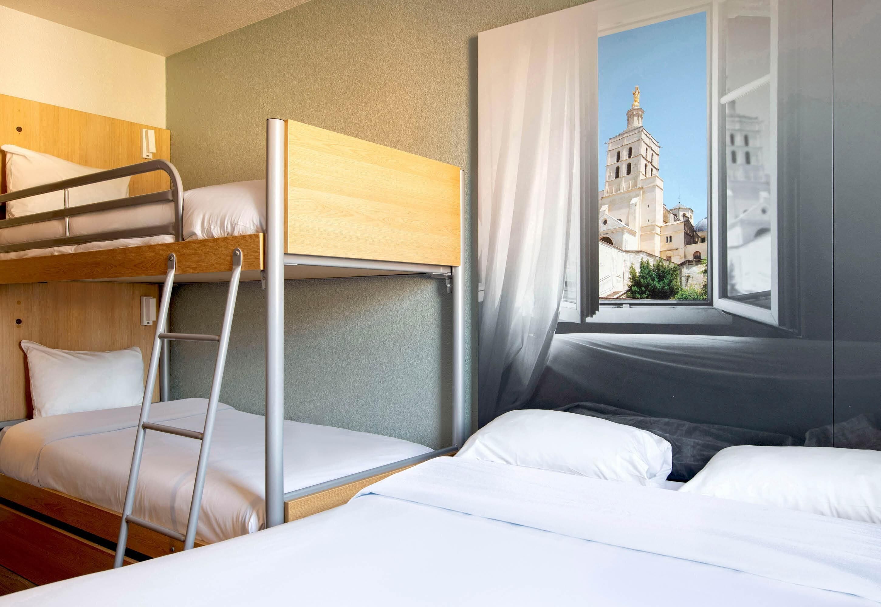 Premium bedding, desk, soundproofing, free cribs/infant beds