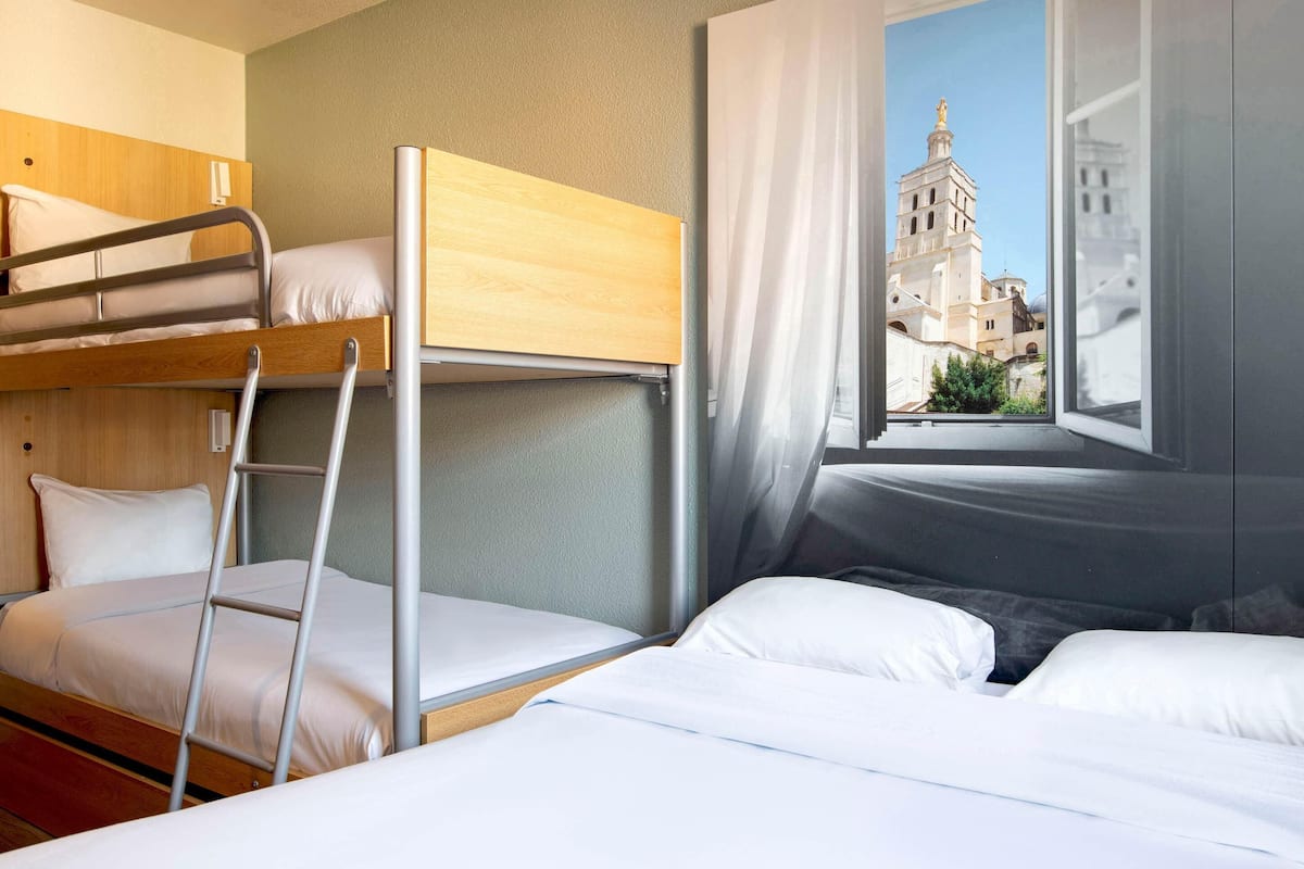 Habitación cuádruple, no fumadores | Ropa de cama de alta calidad, escritorio, sistema de insonorización
