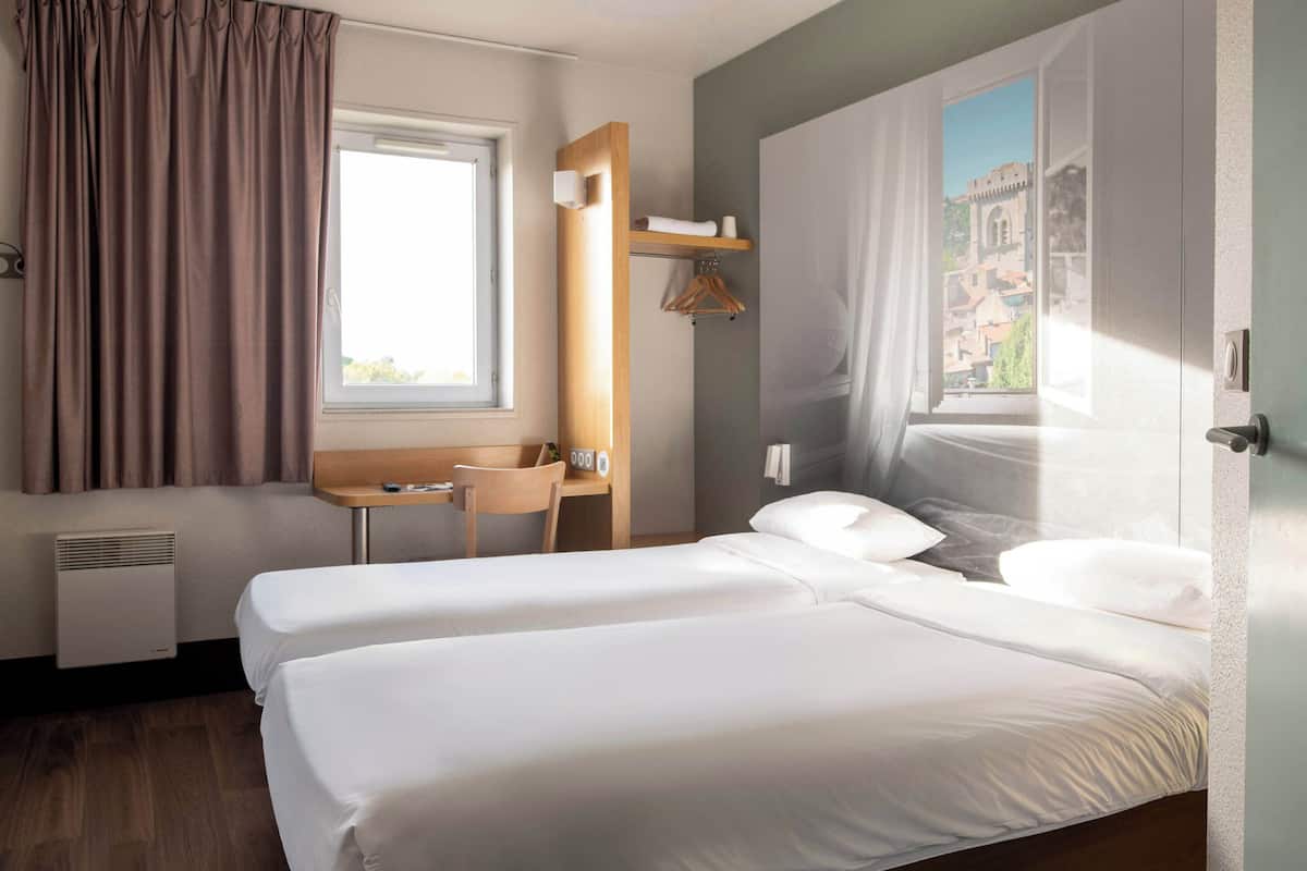 Habitación con 2 camas individuales | Ropa de cama de alta calidad, escritorio y insonorización