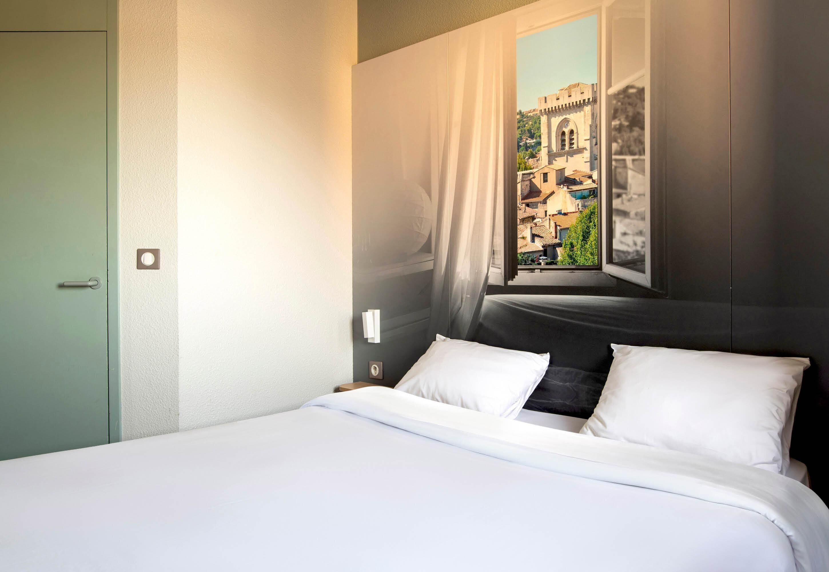 Premium bedding, desk, soundproofing, free cribs/infant beds