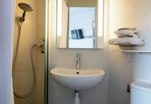 Shower, towels - B&B HOTEL Avignon (2) (Le Pontet)