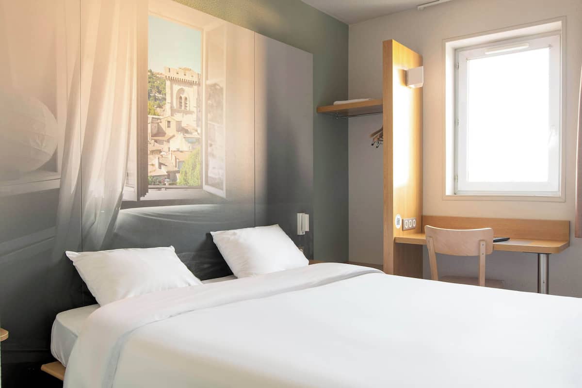 Habitación doble, para no fumadores | Ropa de cama de alta calidad, escritorio y insonorización