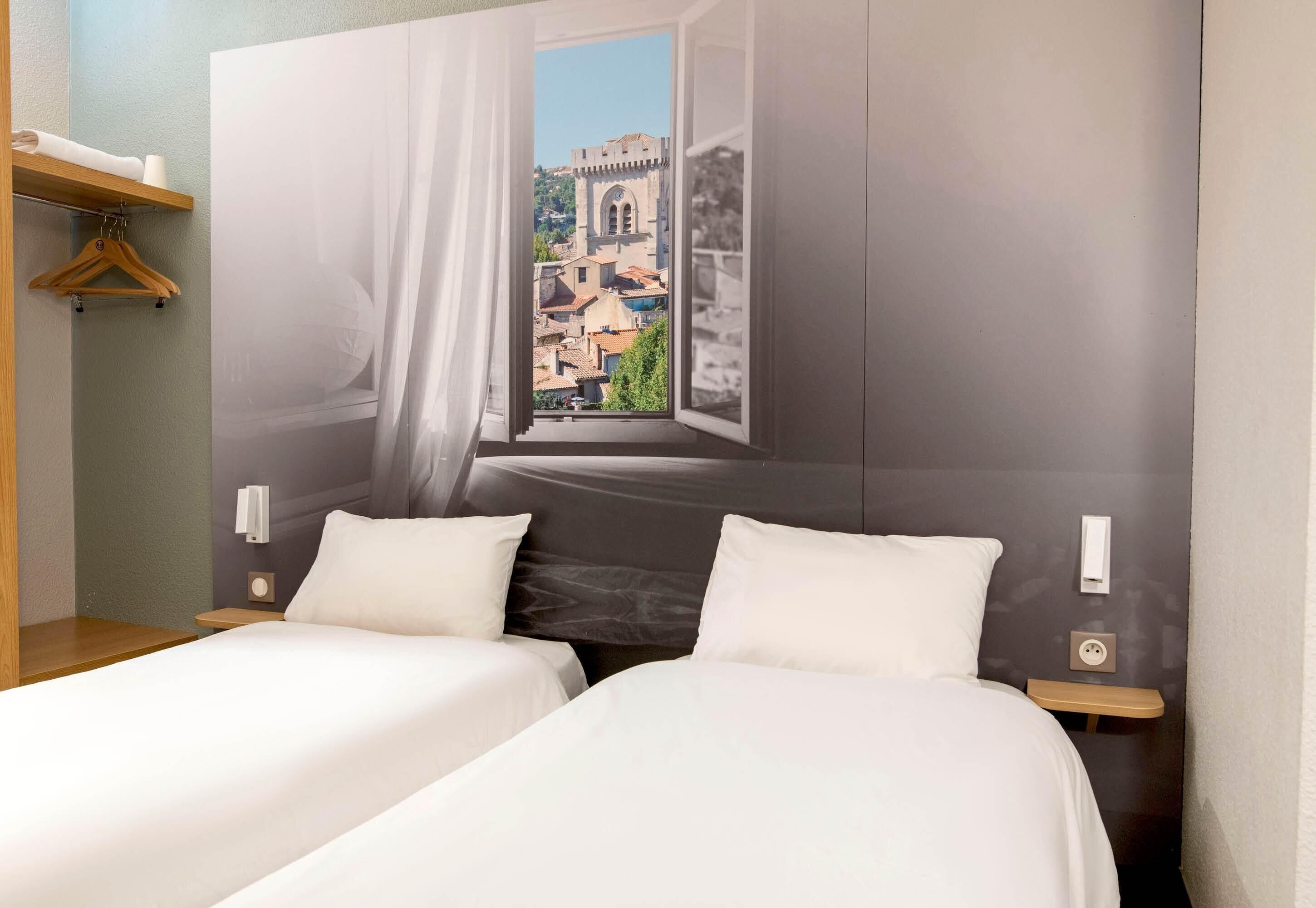 Premium bedding, desk, soundproofing, free cribs/infant beds