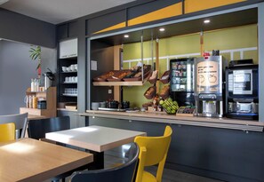 每日供應自助早餐 (費用另計)