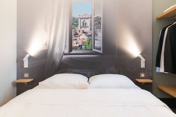 Premium bedding, desk, soundproofing, free cribs/infant beds