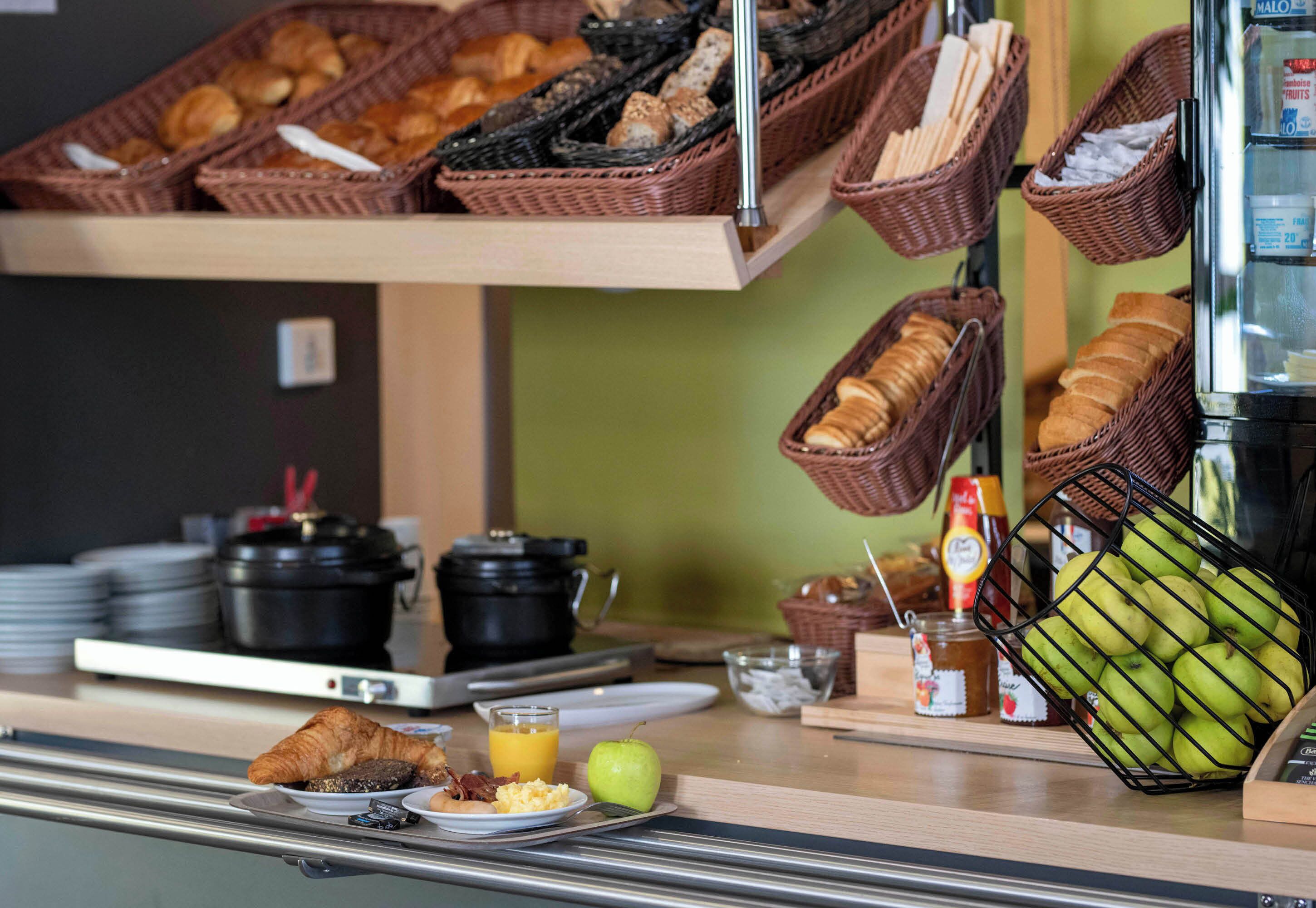 Bữa sáng buffet hàng ngày với phụ phí nhỏ 