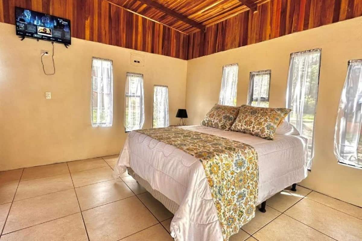 Bungalow familiar, 1 habitación, cocina, en el área del jardín | 1 habitación, escritorio y espacio para trabajar con laptop