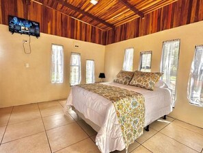 Bungalow familiar, 1 habitación, cocina, en el área del jardín | Escritorio, espacio para trabajar con laptop y wifi gratis 