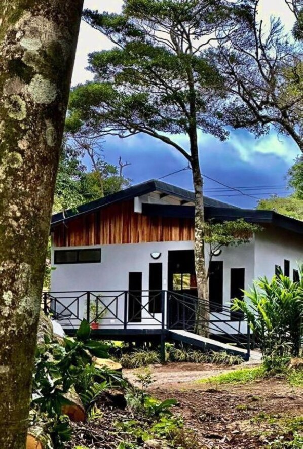 Bungalow Familial, 1 chambre, cuisine, côté jardin | Salle de bain | Douche, articles de toilette gratuits, serviettes fournies