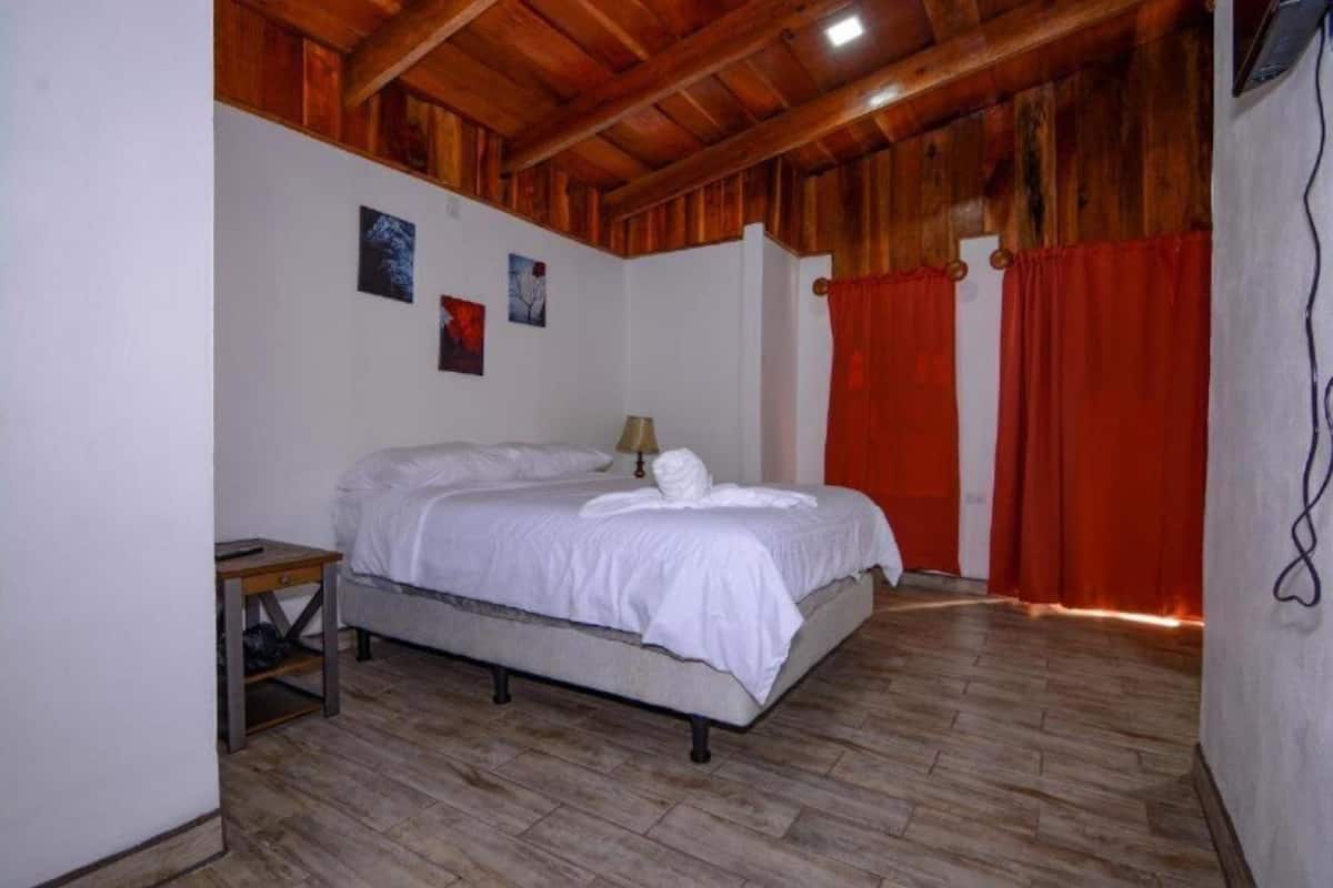 Habitación cuádruple estándar | 1 habitación, escritorio y espacio para trabajar con laptop