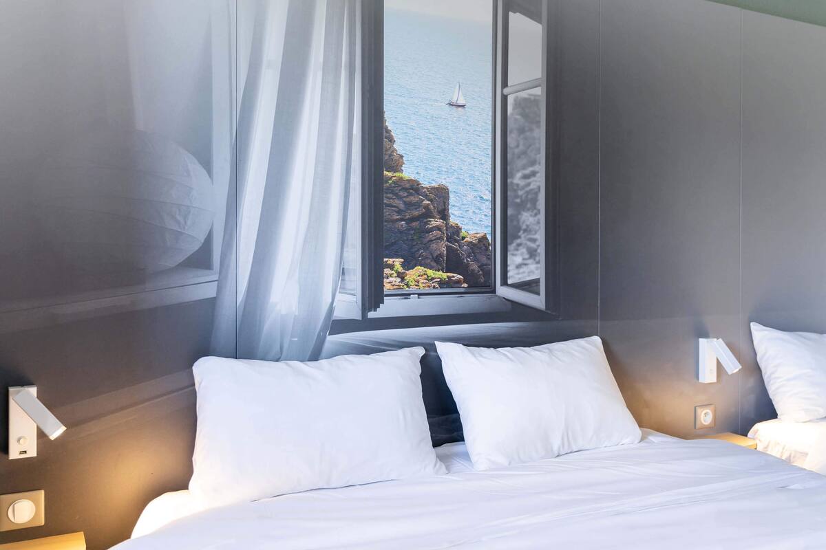 triple room, non smoking | individually decorated, desk, laptop workspace, iron/ironing board