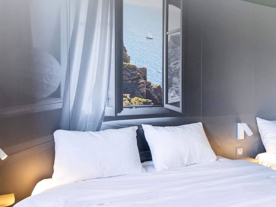 Trippelrum - icke-rökare | Individuell inredning, skrivbord och arbetsyta för laptop