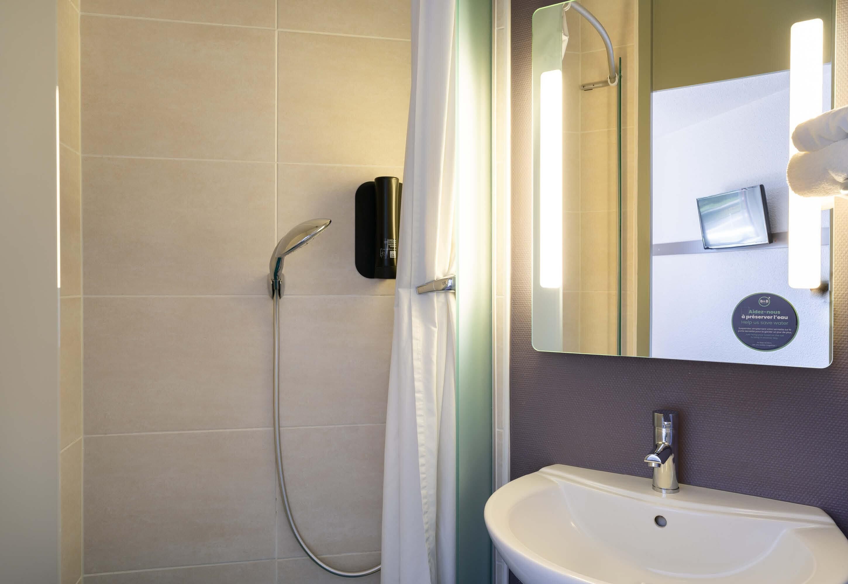 Douche, articles de toilette gratuits, sèche-cheveux
