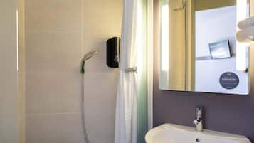 Douche, articles de toilette gratuits, sèche-cheveux