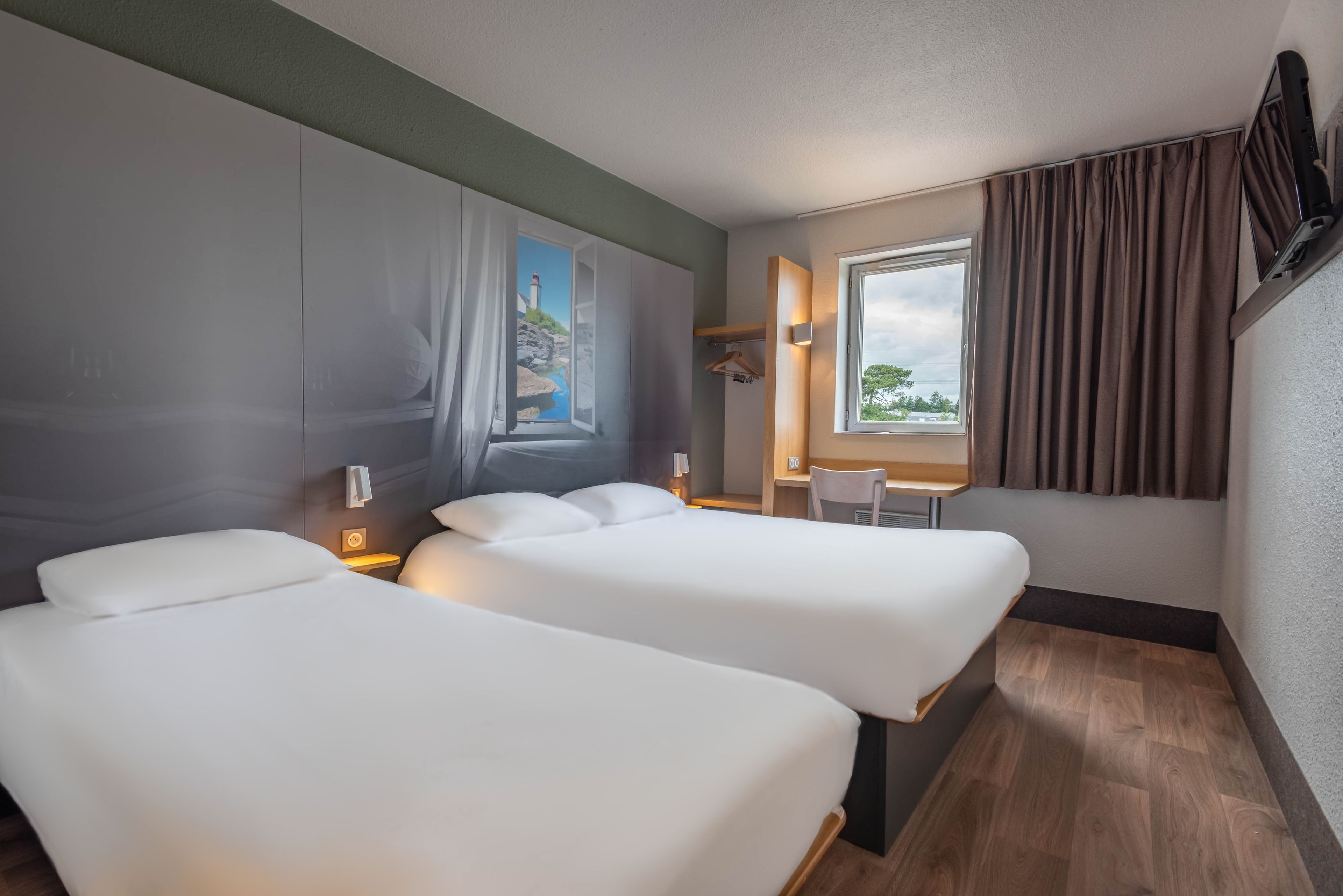 triple room, non smoking | individually decorated, desk, laptop workspace, iron/ironing board