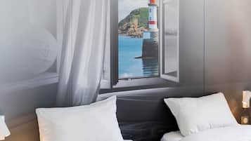 Habitación con 2 camas individuales, para no fumadores | Decoración personalizada, escritorio y espacio para trabajar con laptop