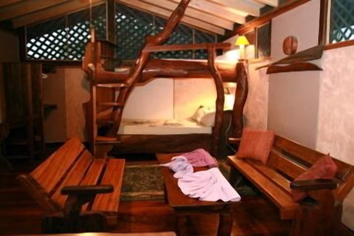 Deluxe Suite, 1 Bedroom, Kitchen, Mountain View | Living area