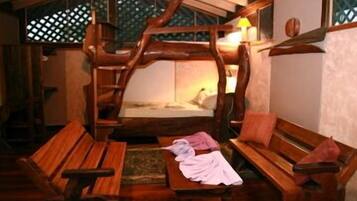 Deluxe Suite, 1 Bedroom, Kitchen, Mountain View | Living area