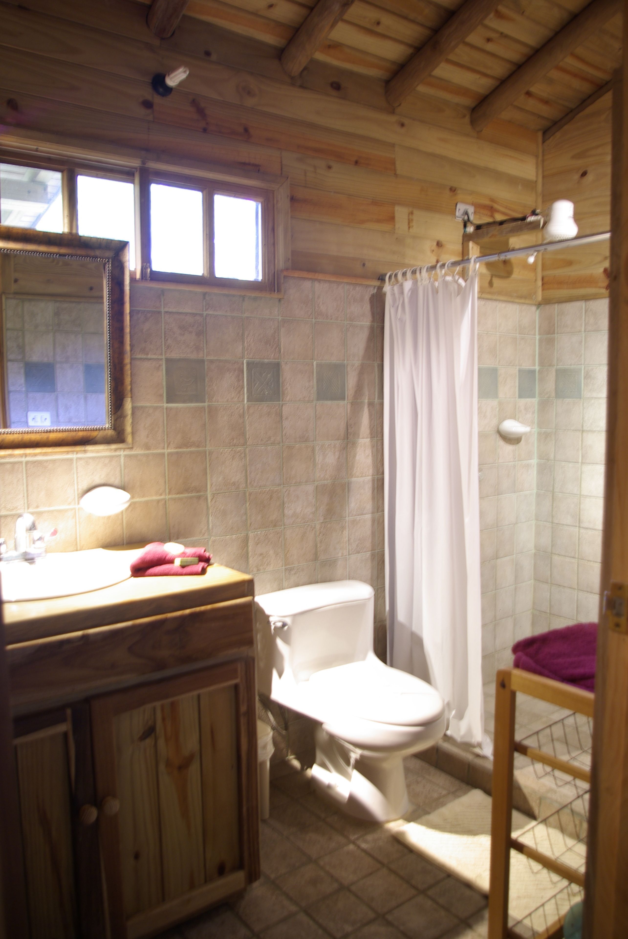 Eenvoudige kamer, 1 twee- of 2 eenpersoonsbedden | Badkamer | Een douche, gratis toiletartikelen, handdoeken