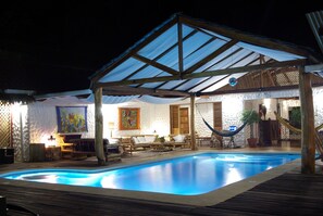 Kolam renang indoor dan kolam renang outdoor