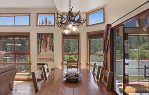 Premium Condo, Multiple Bedrooms, Mountain View | In-room dining