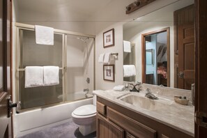 Loft, 2 Bedrooms | Bathroom | Shower, hair dryer, towels