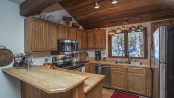 Loft, 2 Bedrooms | Private kitchen | Fridge, microwave, oven, stovetop