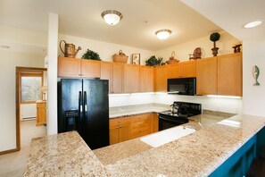 Departamento, 3 habitaciones | Cocina privada | Refrigerador con congelador, microondas, horno y parrilla de estufa 