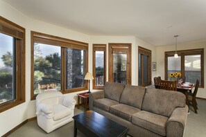 Departamento, 2 habitaciones | Área de sala de estar | Televisión y reproductor de DVD 