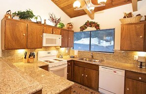 Apartment, 2 Bedrooms | Private kitchen