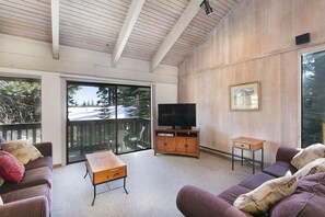 Apartment, 4 Bedrooms | Living area