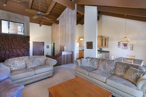 Apartment, 4 Bedrooms | Living room