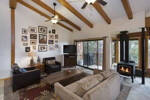 Deluxe-Apartment, 2 Schlafzimmer | Wohnzimmer | Fernseher