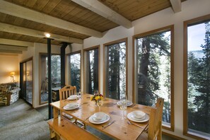 Leilighet – deluxe, 2 soverom | Spiseområde på rommet