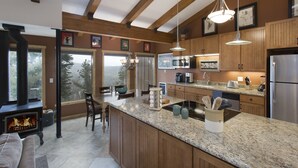Apartemen Deluks, 2 kamar tidur | Dapur pribadi | Mesin pembuat kopi/teh, lemari es besar, microwave, dan oven