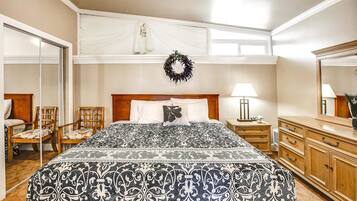 Apartment, 1 King-Bett | Individuell dekoriert, individuell eingerichtet, Schreibtisch