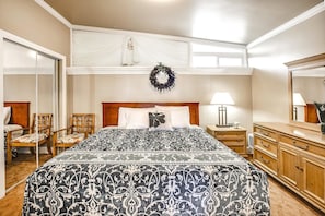 Condo, 1 King Bed | Individually decorated, individually furnished, desk, iron/ironing board - Beachwood Condos & Resort (Copalis Beach)