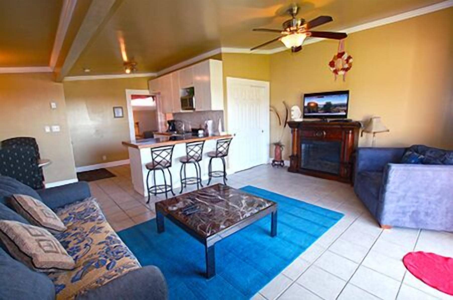 Televisión, chimenea, mesa de ping pong