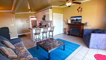 Televisión, chimenea, mesa de ping pong