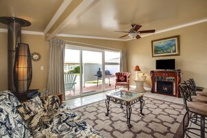 Apartamento, 1 cama de matrimonio grande | Sala de estar | Una televisión, una chimenea, una mesa de tenis de mesa