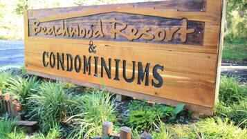 A wooden sign for Beachwood Resort & Condominiums.