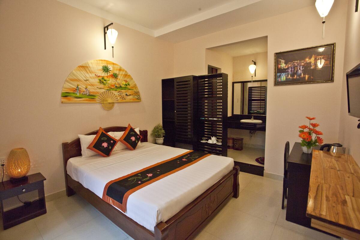 Minibar, desk, soundproofing, free WiFi