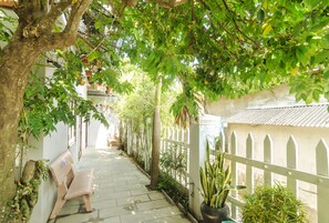 Panoramic-Dreibettzimmer, 1 Schlafzimmer, Nichtraucher, Gartenblick | 1 Schlafzimmer, hochwertige Bettwaren, Minibar, Schreibtisch