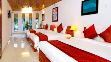 Habitación familiar | Baño | Regadera, amenidades de baño gratuitas, secadora de cabello, toallas