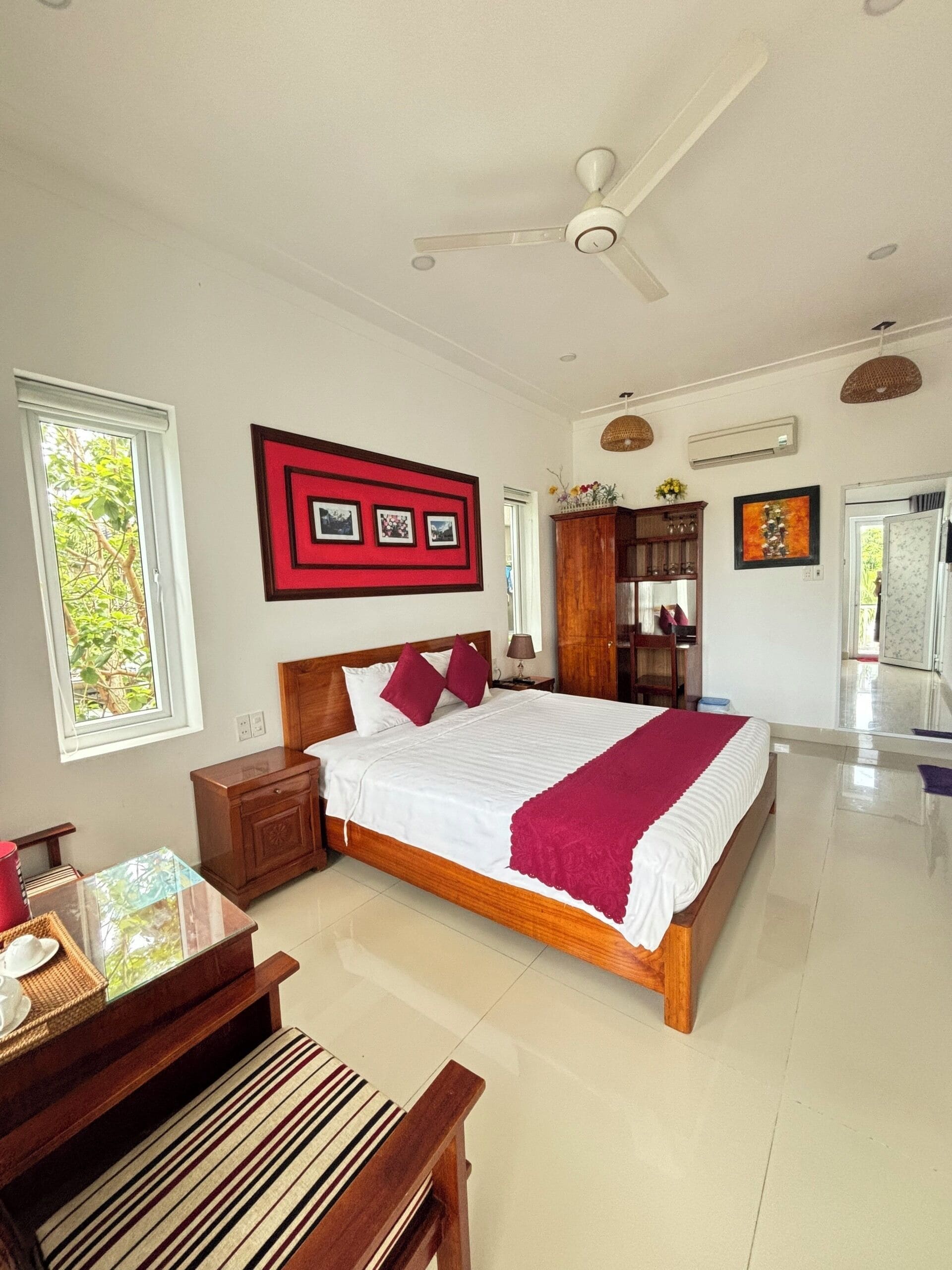 Deluxe tweepersoonskamer, uitzicht op zwembad | Een minibar, een kluis op de kamer, een bureau, gratis wifi