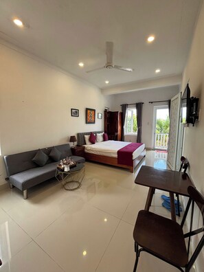 Studio | Minibar, in-room safe, desk, free WiFi