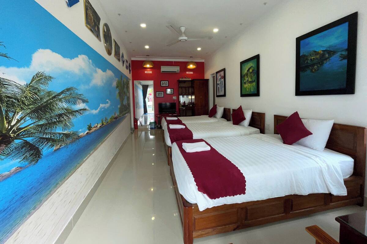 Deluxe Quadruple Room, Pool View | Bar mini, peti besi dalam bilik, meja, Wi-fi percuma