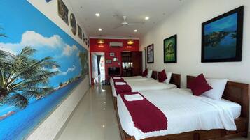 Habitación cuádruple Deluxe, vista a la alberca | Minibar, caja de seguridad en la habitación, escritorio y wifi gratis