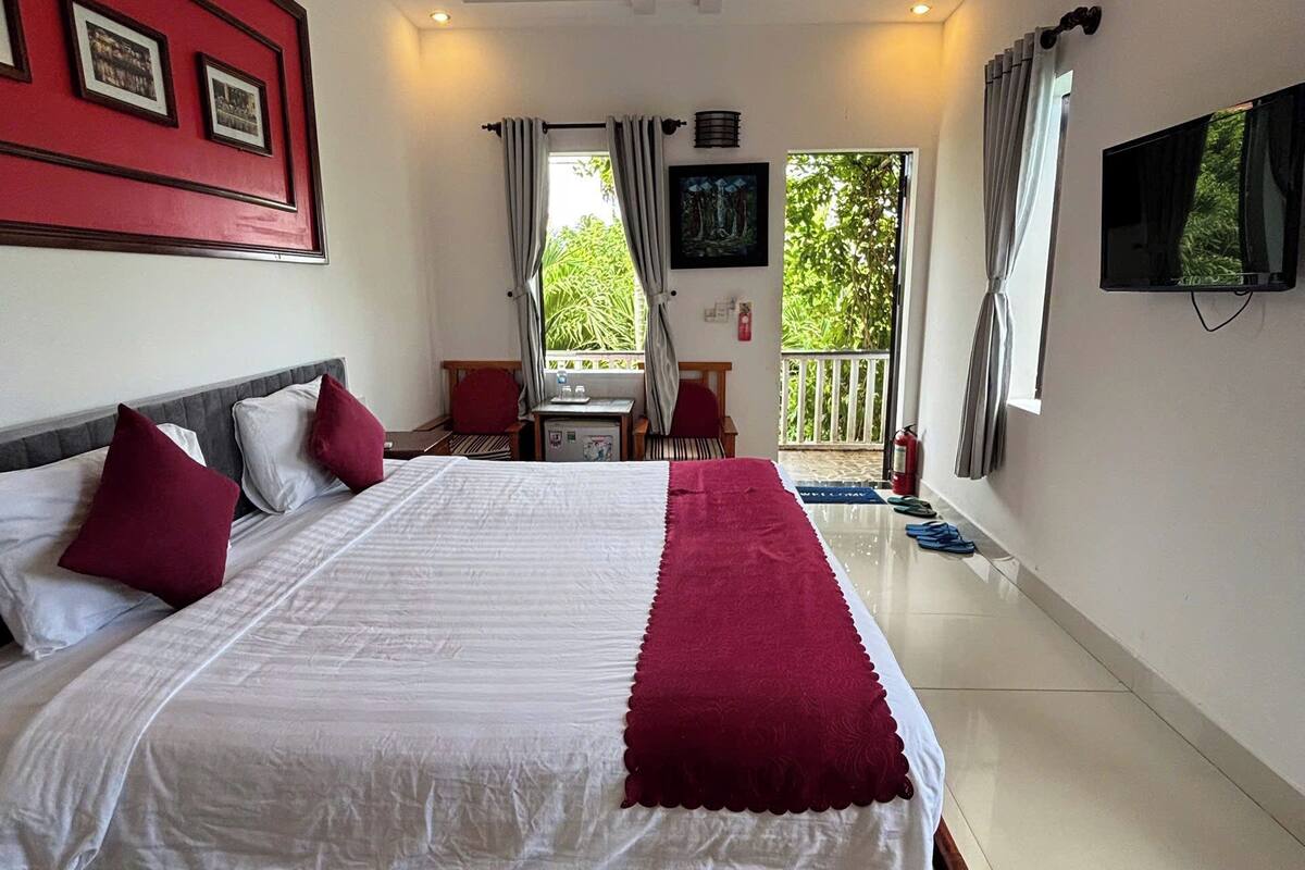 Deluxe Double or Twin Room, Balcony | Bar mini, peti besi dalam bilik, meja, Wi-fi percuma